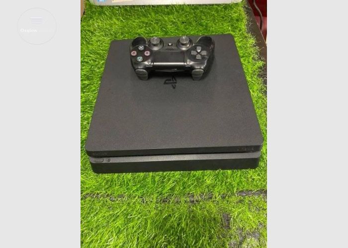  PlayStation 4pro 1TB and PlayStation 4slim