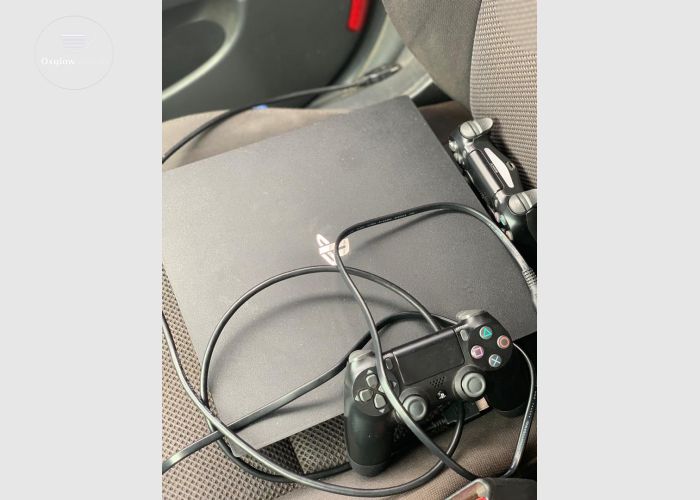 PS4 Pro,2 controllers 