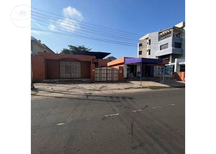 3 Bedrooms with 4 Shops