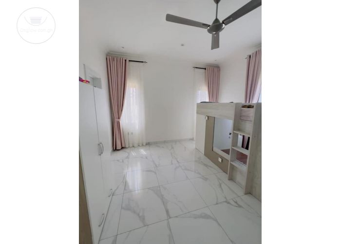4 Bedrooms House