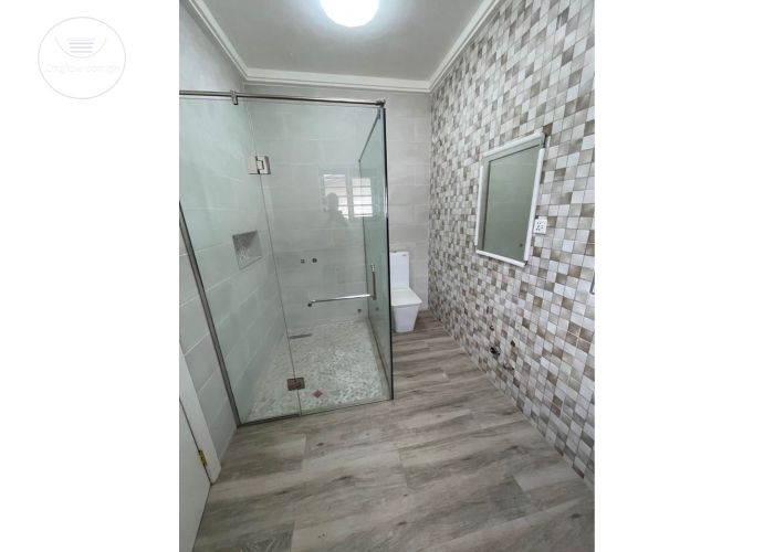 4 Bedrooms House