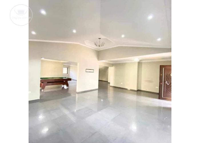 4 Bedrooms House
