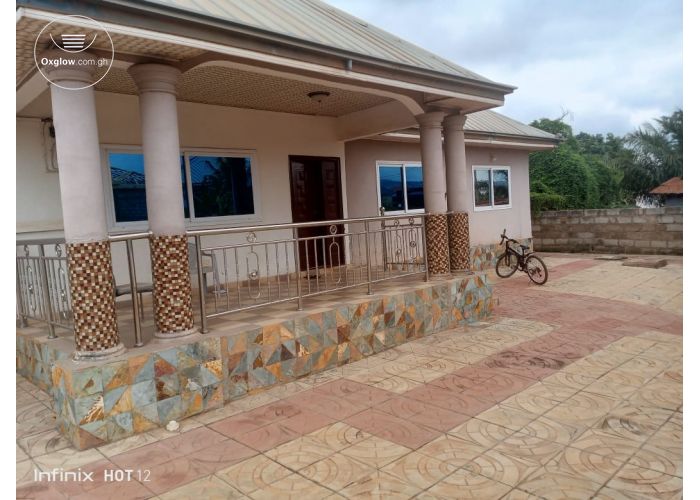 4 Bedrooms House