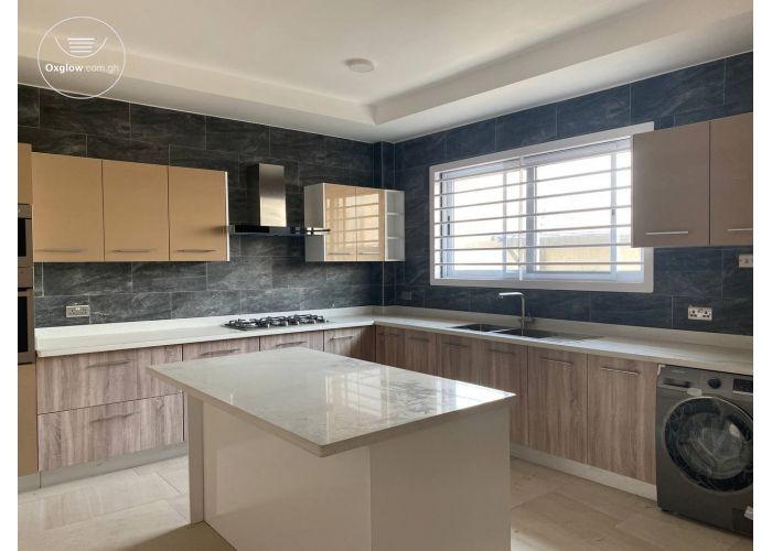 4 Bedrooms House