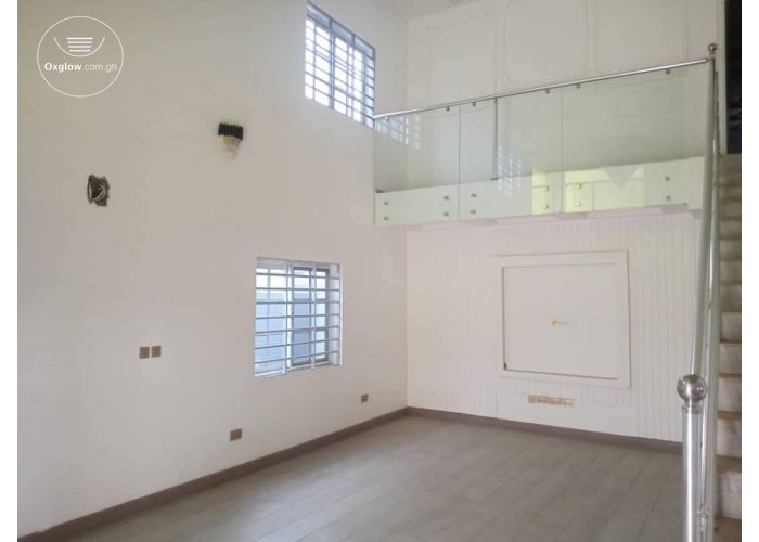 4 Bedrooms House