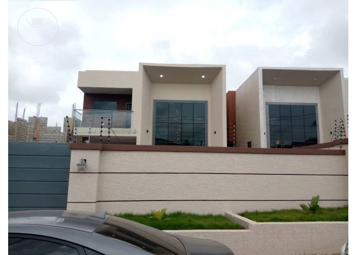 4 Bedrooms House