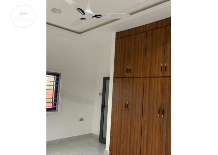 4 Bedrooms House
