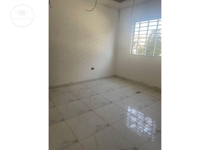 4 Bedrooms House