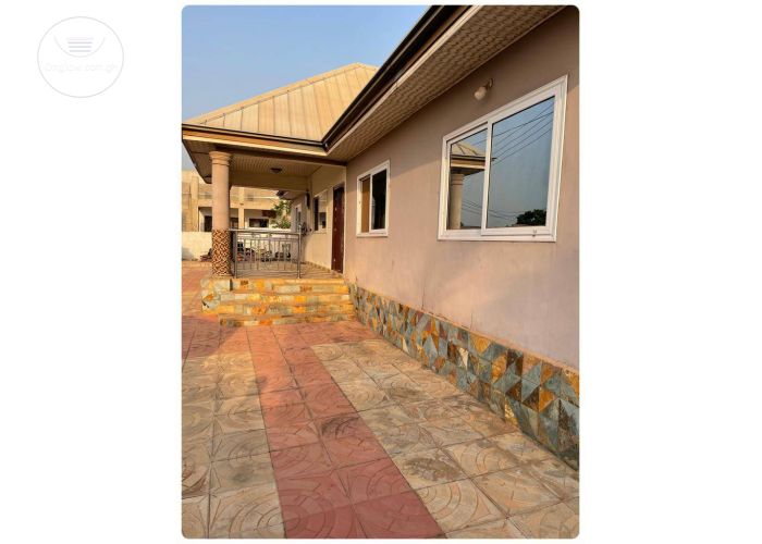 4 Bedrooms House