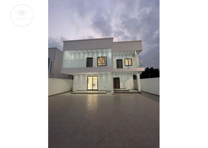 4 Bedrooms House