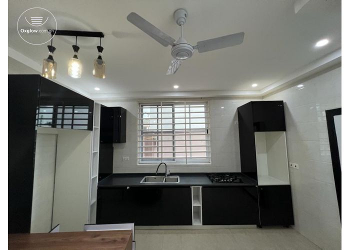 4 Bedrooms House