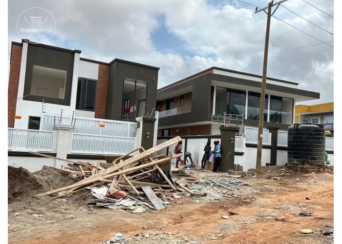 4 Bedrooms House