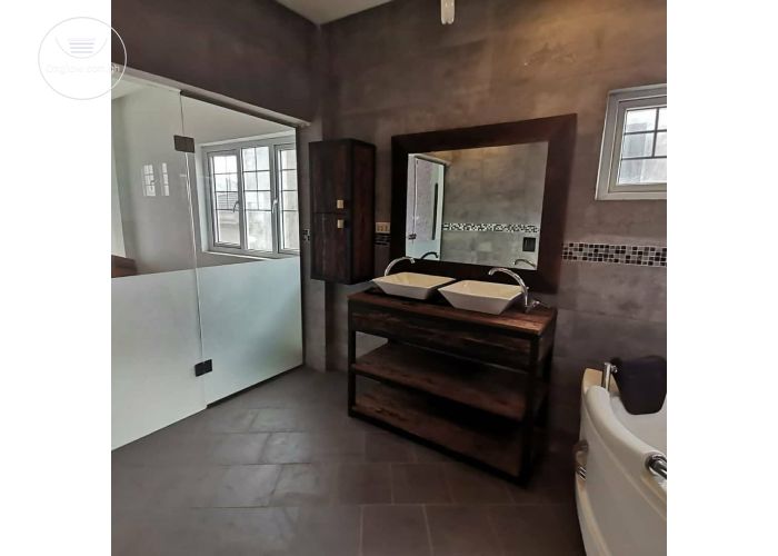 4 Bedrooms House