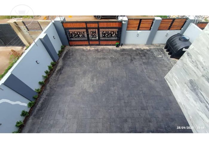 4 Bedrooms House