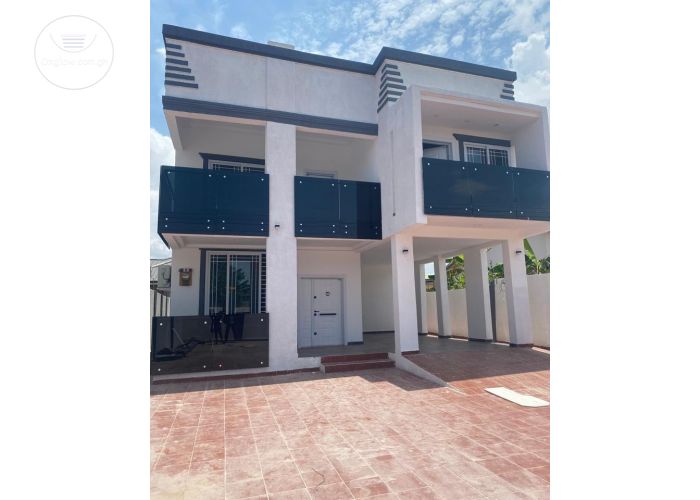 4 Bedrooms House Storey Building