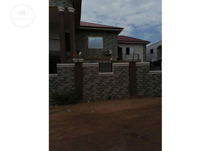 5 Bedrooms House