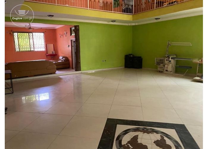 5 Bedrooms House