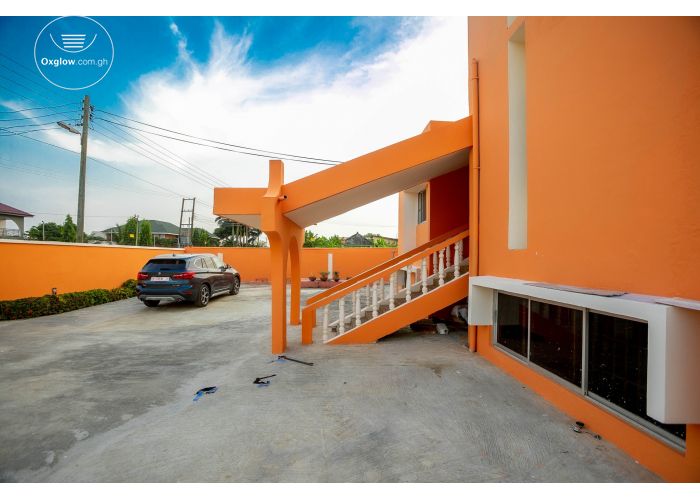 5 Bedrooms House