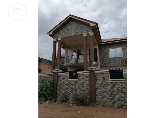 5 Bedrooms House