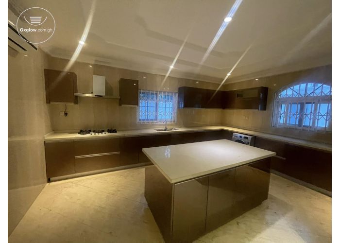 5 Bedrooms House