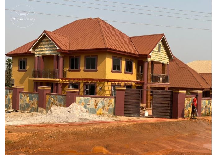 5 Bedrooms House