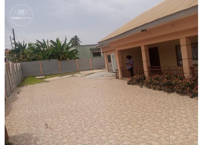 5 Bedrooms House