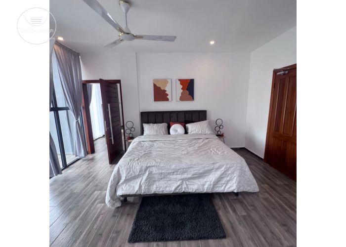 5 Bedrooms Town House