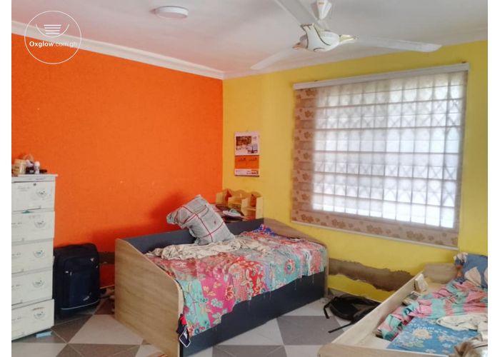 6 Bedrooms House