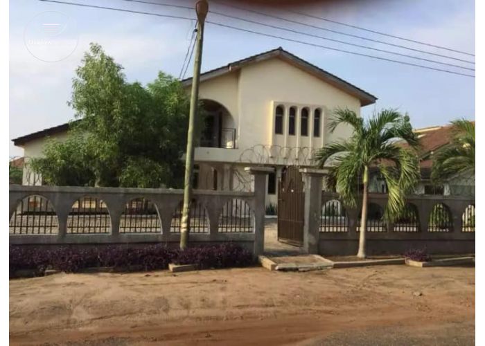 6 Bedrooms House
