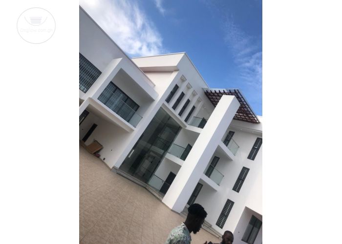 7 Bedrooms House