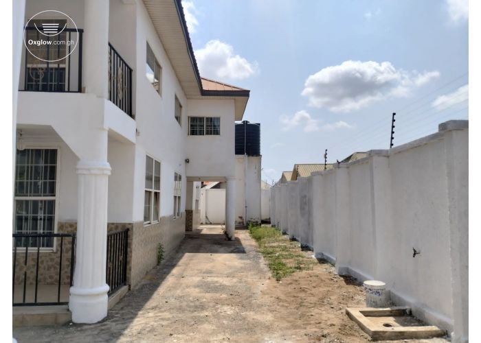 7 Bedrooms House