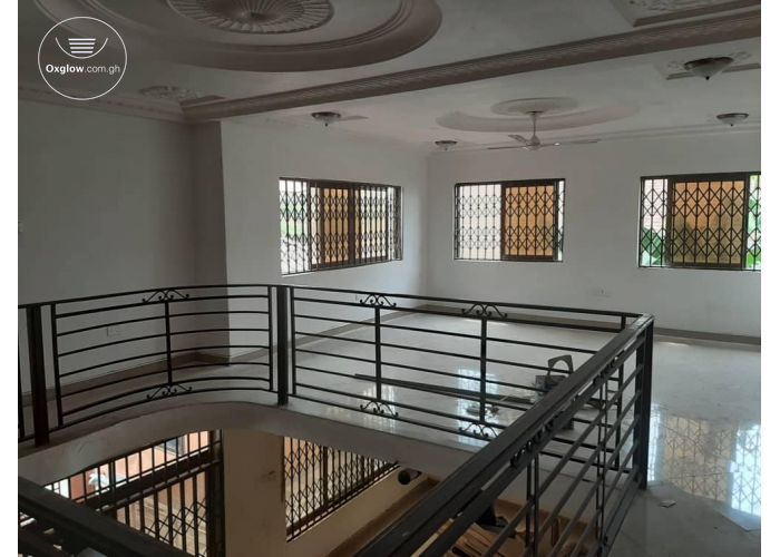 7 Bedrooms House
