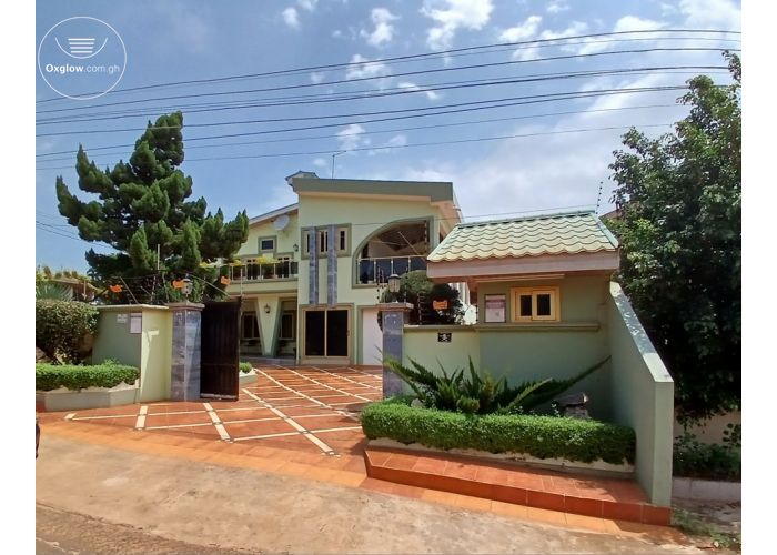 8 Bedrooms House