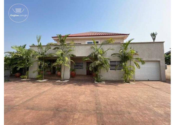 8 Bedrooms House