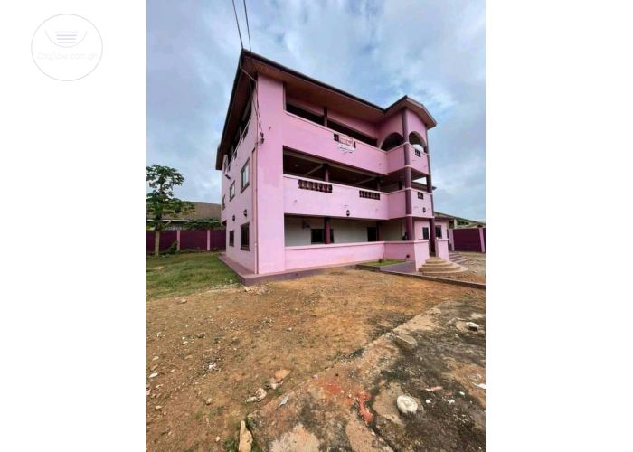 8 Bedrooms House