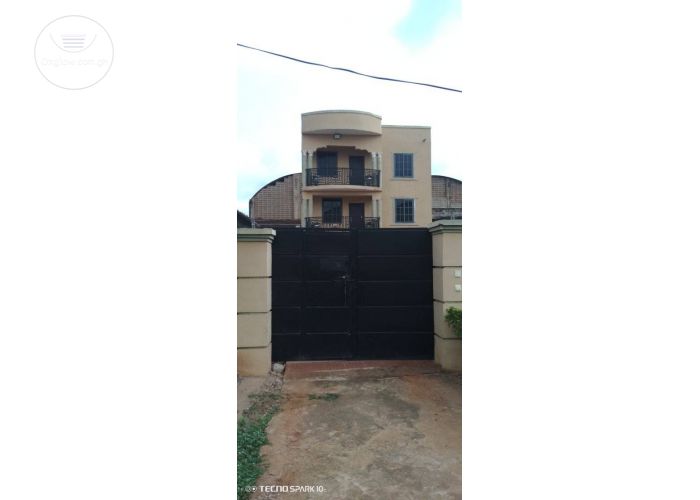 8 Bedrooms House