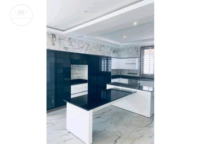 8 Bedrooms Mansion