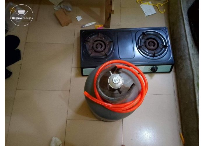 Oven and gas cylinder