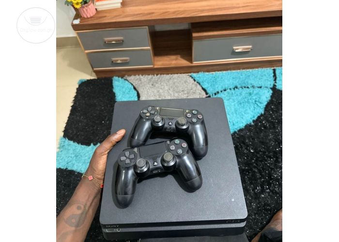 PlayStation 4 Slim 