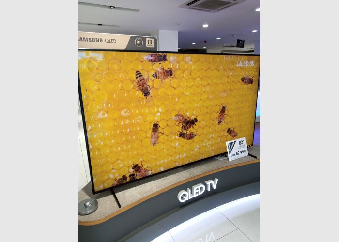 Samsung 82" smart Qled UHD 8k tv