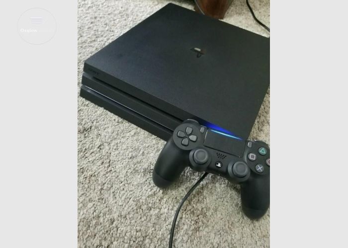 PlayStation 4 Pro + 2 Controllers
