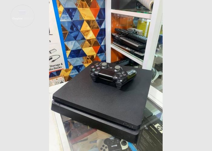 PlayStation 4 Slim 