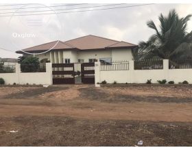 4 Bedrooms House