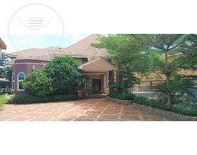 5 Bedrooms House