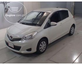 WHITE TOYOTA VITZ