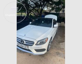 .2015 Mercedes Benz C300 (Fully Loaded).