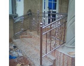 .STAINLESS STEEL AND GLASS BALUSTRADE.