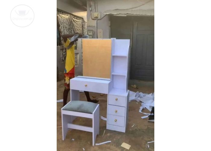 DRESSING MIRROR