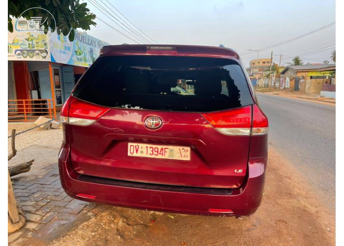 Toyota Sienna LE
