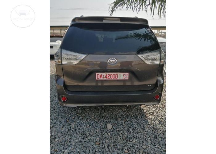 TOYOTA SIENNA SE